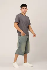 Bermuda de jean celeste con efecto lavado y corte amplio.