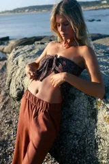 Maxi pañuelo triangular de seda peach sublimada con estampado de leopardo.