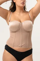 Corset modelador color piel, con copa y aro, ballenas y breteles elásticos regulables desmontables. Confeccionado en tela de faja reforzada con fibra LYCRA® XTRA LIFE™ y ganchos reforzados en la espalda.