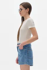 Short de denim negro de tiro medio, con costuras frontales verticales y diseño de cinco bolsillos.