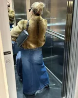 Falda larga de denim azul oscuro, de corte recto y tiro alto.