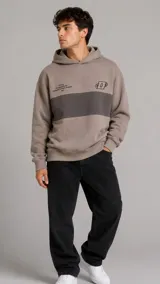 Hoodie de diseño holgado en color beige con una franja horizontal gris oscura en el pecho. Cuenta con capucha, bolsillo tipo canguro y detalles de estampas gráficas en el frente.