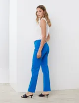 Pantalón de gabardina elastizada celeste, marca Zac & Rachel. Modelo recto con pretina ancha con faja interna modeladora, largo de pierna y costura frontal pespunteada.