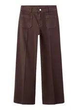 Pantalón de jean marrón de corte wide leg, tiro medio, con bolsillos delanteros aplicados y costuras frontales marcadas.