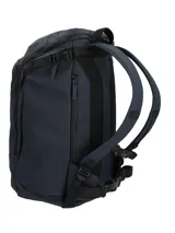 Mochila RKF de diseño técnico en color azul marino, confeccionada en poliéster reciclado repelente al agua. Cuenta con compartimento principal con cierre, detalle de logo RKF vertical en el frente y un llavero mosquetón decorativo con cordón rojo.