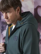 Campera verde oscuro con capucha, cierre frontal y bolsillos laterales.