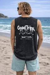 Musculosa sin mangas color azul vibrante con un gráfico estampado en blanco de una figura antropomórfica con cabeza de hongo, en pose de baile o carrera.