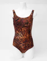 Malla enteriza con escote redondo y breteles anchos, de marca Club del Sol. Presenta un estampado animal print que combina patrones de leopardo y cebra en tonos marrones y negros. Cuenta con copa armada con sujetador interno y forro.