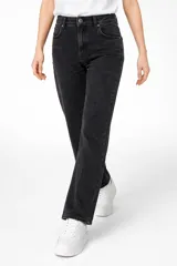 Pantalon de jean de corte recto y tiro medio, con diseño clásico de cinco bolsillos y cierre frontal con botón y cremallera.