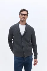 Cárdigan de punto gris con cuello tipo shawl y cierre frontal de botones. Presenta un diseño de tejido acanalado con calce regular y puños ajustados.