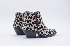 Botinetas tipo texana de caña corta con aperturas laterales, confeccionadas en cuero con estampado animal print de leopardo y taco cuadrado negro.