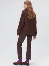 Buzo verde militar de algodón suave, de calce oversize, con cuello alto y cierre frontal parcial metalizado. Cuenta con bolsillos laterales con cierre y puños y ruedo elastizados.