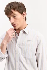 Camisa de manga larga con diseño a rayas verticales en color verde y blanco, cuello clásico y estampa con bordado en la espalda con la frase "Expect Nothing, appreciate everything".