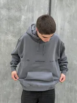 Canguro gris con capucha ajustable con cordones, bolsillo tipo canguro y estampado frontal con la leyenda "CRAFTED PROJECT" y el logo de la marca.