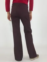 Pantalón de jean azul oscuro, de corte acampanado.