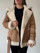 Campera marrón de gamuza forrada en corderito sintético color crema, con cierre cruzado y cinturón ajustable.