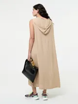Vestido largo color beige, tipo túnica hoodie, de silueta amplia, con escote en V y capucha. Sin mangas.