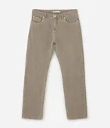 Pantalón recto de sarga color beige, con cierre frontal de botón y cremallera, y bolsillos funcionales.