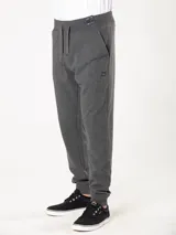 Pantalón de jogging gris con cintura elástica ajustable con cordón y puños ajustados.