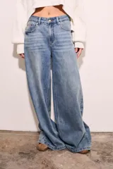 Pantalón de jean celeste de corte wide leg y tiro medio.