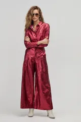 Pantalón culotte de lino color cereza metalizado, de tiro alto, corte ancho, con bolsillos laterales y cierre frontal.