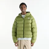 Campera puffer New Balance modelo Boston, color verde oliva, con capucha, cierre frontal completo y logo blanco estampado en el pecho.