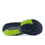 Championes New Balance Nitrel V6 de hombre, color gris con detalles en azul marino y verde flúor, diseñados para trail running y senderismo. Cuenta con capellada de malla transpirable, tecnología DynaSoft en la entresuela y suela AT Tread.