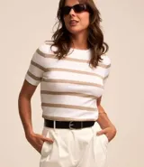 Blusa de punto ligero con diseño de rayas horizontales, cuello redondo y mangas cortas. Confeccionada en una mezcla de viscosa y poliamida, presenta un ajuste al cuerpo.