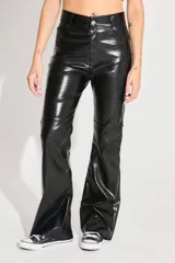 Pantalón negro de ecocuero con textura de cocodrilo, corte acampanado y tiro medio alto.