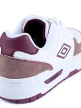 Championes urbanos Umbro modelo Milo-Bold, color negro con detalles en rosa. Presentan una combinación de materiales sintéticos y gamuza, con el logo de la marca en el lateral y una suela de plataforma blanca con relieve.