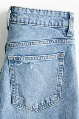 Jean tobillero de cinco bolsillos en denim de tiro alto, con pierna recta y ajuste ceñido en el bajo.