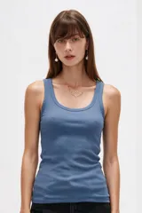 Musculosa de canalé color verde oliva, con breteles anchos, escote redondo y diseño ajustado al cuerpo.