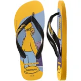 Ojotas Havaianas con diseño estampado de Homero Simpson frente al espejo. Presentan tiras negras con el logo de la marca en relieve y base de goma con combinación de colores amarillo, azul y violeta.