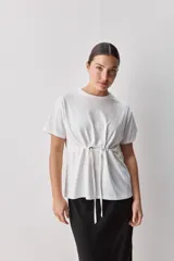 Remera celeste de algodón con cuello redondo, mangas cortas y cordón ajustable en la cintura.
