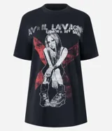 Remera negra de manga corta y cuello redondo con estampa frontal de la artista Avril Lavigne, con el texto "AVRIL LAVIGNE UNDER MY SKIN" y una gran 'X' roja de fondo.