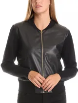 Campera tipo bomber combinada, con frente en cuero sintético y mangas y espalda tejidas. Presenta cuello a la base, cierre frontal y bolsillos laterales.