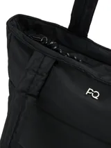Cartera tipo tote bag acolchada en color negro, con diseño matelasse horizontal y asas de hombro acolchadas. Cuenta con un pequeño aplique metálico frontal con las iniciales de la marca.