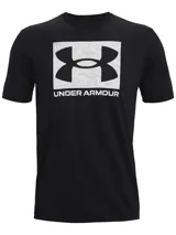 Remera Under Armour modelo UA Abc Camo Boxed Lo de color negro, con cuello redondo y manga corta. Presenta un estampado gráfico frontal con el logotipo de la marca dentro de un recuadro de diseño camuflado.