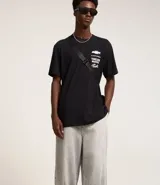 Pantalón de jean corte baggy, de tiro alto y pierna ancha, con diseño de cinco bolsillos, trabillas para cinturón y cierre frontal con botón y cremallera.