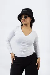 Remera negra de manga larga con escote en V.