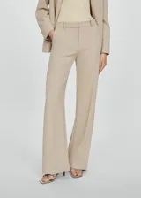 Pantalon de vestir tiro alto con diseño wideleg, confeccionado en tejido liso con trabillas para cinturón, bolsillos laterales y cierre oculto de botón, gancho y cremallera.