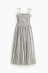 Vestido midi de mezcla de viscosa, con estampado de rayas verticales en blanco y negro, escote recto, cuerpo fruncido tipo nido de abejas, breteles finos con lazo y falda con vuelo.