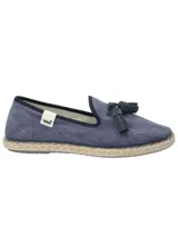 Alpargata tipo slip-on de algodón orgánico color azul navy, con detalle de borlas en el empeine y suela de yute trenzado con base de goma.