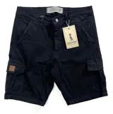 Bermuda cargo de gabardina en color azul marino, con bolsillos laterales con solapa y detalle de etiqueta de cuero sintético.
