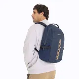 Mochila Merrell de 25 litros en color azul marino, confeccionada en poliéster Oxford con recubrimiento de PU. Presenta una cinta frontal decorativa en tono beige, cierre principal con doble cremallera y correas laterales ajustables.