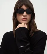 Suéter de punto color negro con cuello redondo y mangas largas. Presenta un diseño con franjas horizontales decoradas con lentejuelas del mismo tono en el cuerpo y las mangas.