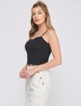 Top crop negro de corte ajustado, estilo corsé, con escote corazón y breteles finos regulables.