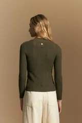 Polera de punto acanalado color gris, con cuello alto y mangas largas, de calce ajustado al cuerpo.