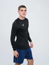 Remera térmica deportiva Umbro de manga larga y cuello redondo, en color azul marino, con logo de la marca estampado en el pecho.