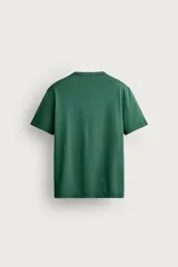 Camiseta regular fit color amarillo, con efecto lavado, cuello redondo y manga corta.